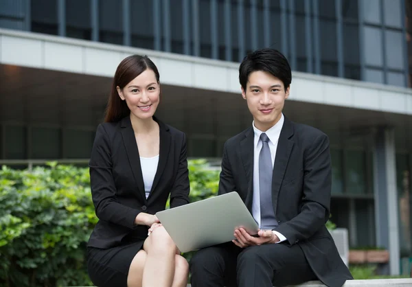 Businesswoman working with businessman and using laptop — Stock Photo, Image