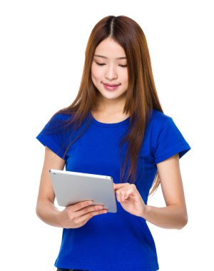 Asyalı genç kadın mavi tişört içinde