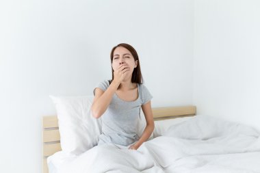 Asyalı genç kadın esneme