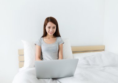 Dizüstü bilgisayar kullanan Asyalı kadın