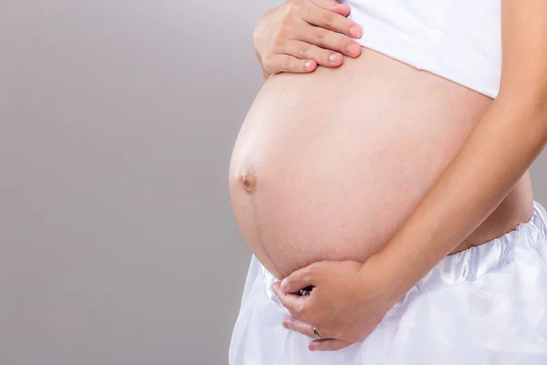 Zwangere vrouw raakt haar buik aan — Stockfoto