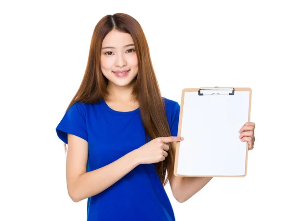 Aziatische jonge vrouw in blauw t-shirt — Stockfoto