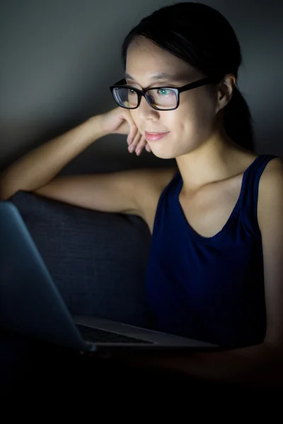 Vrouw kijkt iets op laptop — Stockfoto