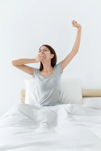 Asiática joven mujer en la cama — Foto de Stock