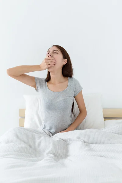 Asiatische junge Frau auf dem Bett — Stockfoto