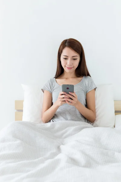 아시아 젊은 여자는 침대에 — 스톡 사진