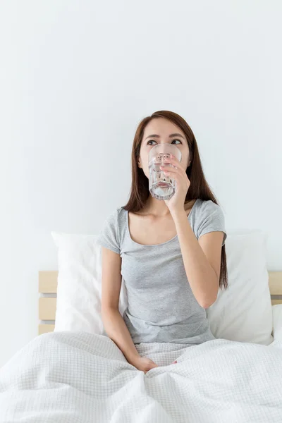 Asiatische junge Frau auf dem Bett — Stockfoto