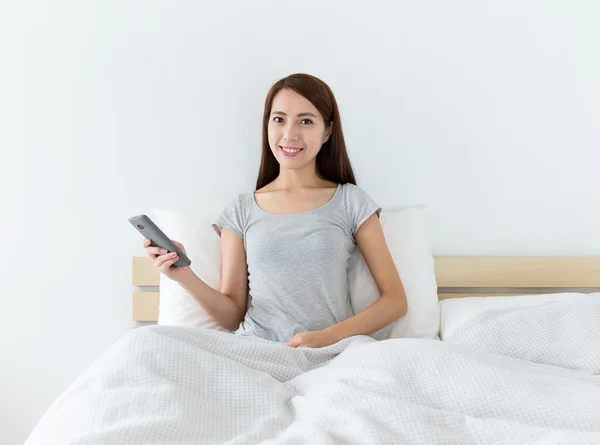 Asiatische junge Frau auf dem Bett — Stockfoto