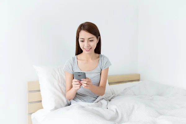 Aziatische vrouw met behulp van de mobiele telefoon — Stockfoto