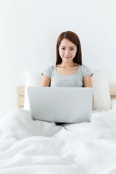 Aziatische vrouw met behulp van de laptopcomputer — Stockfoto