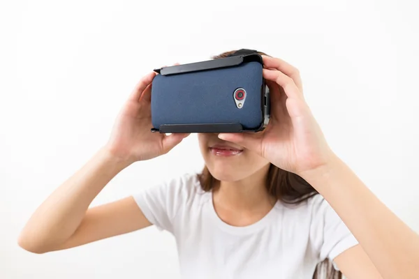 Mujer usando los auriculares de realidad virtual —  Fotos de Stock