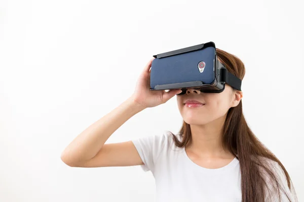 Woman using the virtual reality headset — Stock Photo, Image