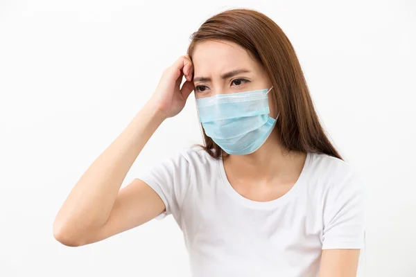 Asiática mulher doente com máscara facial — Fotografia de Stock