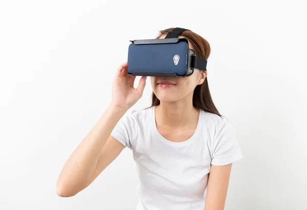 Kobieta korzystająca z zestawu słuchawkowego wirtualnej rzeczywistości — Zdjęcie stockowe