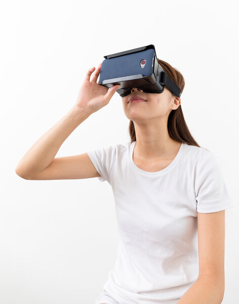 Женщина с помощью гарнитуры виртуальной реальности