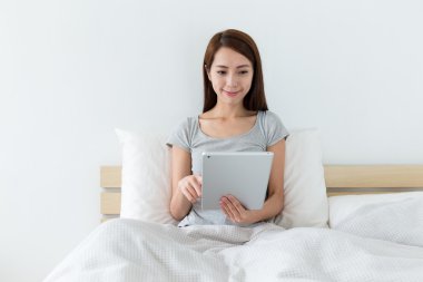 Genç Asyalı kadın yatakta