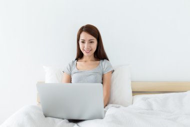 Genç Asyalı kadın yatakta