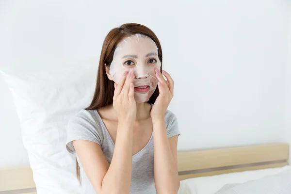 Jonge Aziatische vrouw op bed — Stockfoto