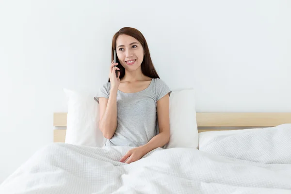 Giovane donna asiatica sul letto — Foto Stock