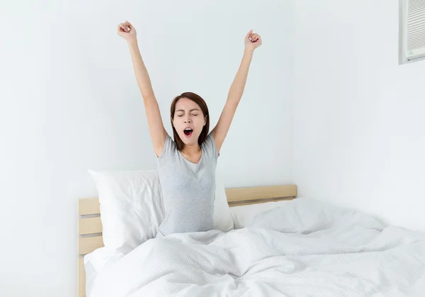 Fiatal ázsiai nő ágyon — Stock Fotó
