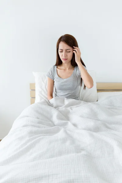 Junge asiatische Frau auf Bett — Stockfoto