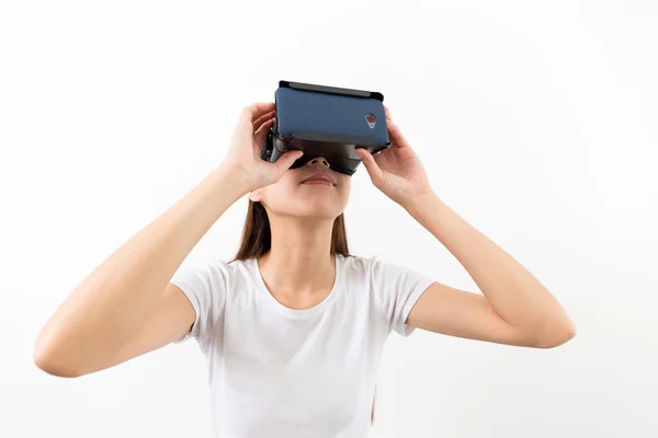 Жінка дивиться хоча пристрій віртуальної реальності — стокове фото