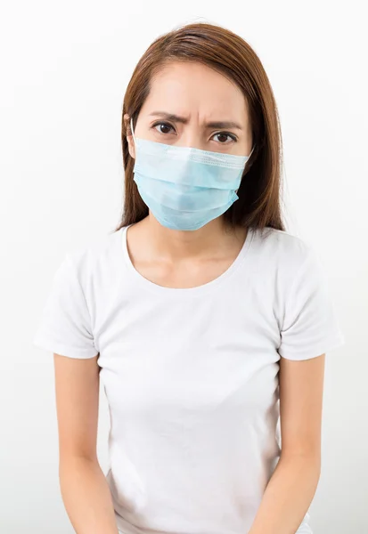 Jovem asiático doente mulher em máscara — Fotografia de Stock