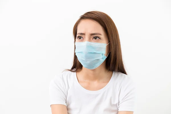 Jonge Aziatische zieke vrouw in masker — Stockfoto