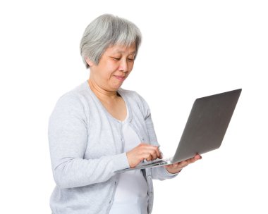 Asyalı Olgun kadın içinde gri hırka