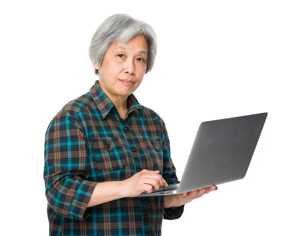 Aziatische volwassen vrouw in geruit hemd — Stockfoto