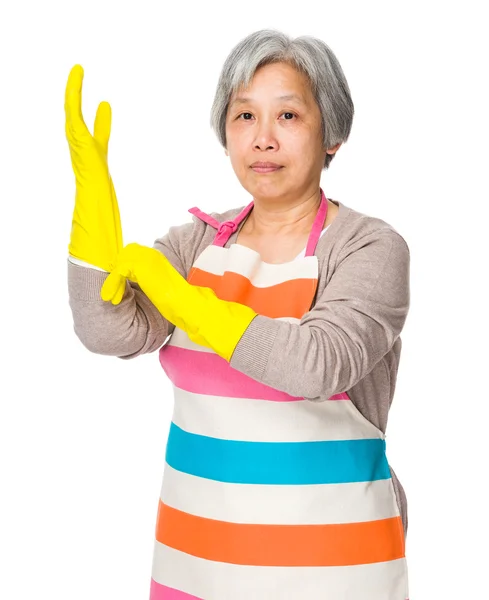 Vecchio asiatico casalinga in grembiule — Foto Stock