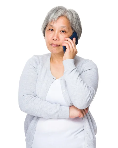 Asyalı Olgun kadın içinde gri hırka — Stok fotoğraf