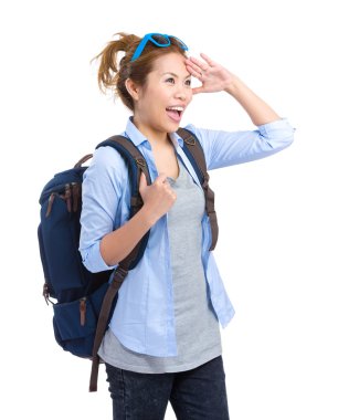 Uzakta sırt çantası bakışla Asyalı kadın