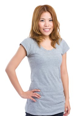 Asyalı genç kadın içinde gri t-shirt