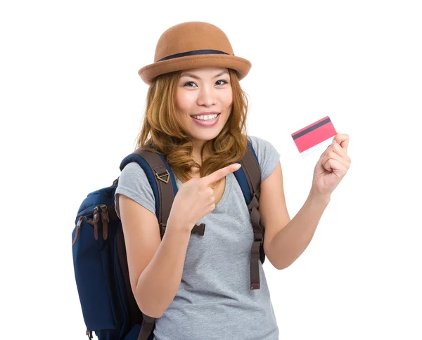 Vrouw met vinger wijzen naar credit card — Stockfoto