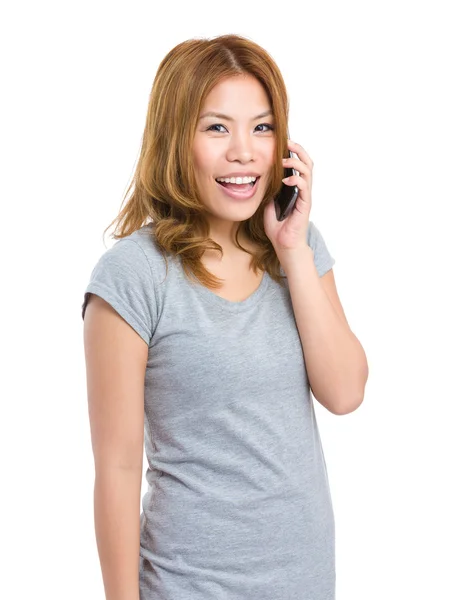 Asyalı genç kadın içinde gri t-shirt — Stok fotoğraf