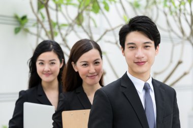 iş adamları birlikte sıraya