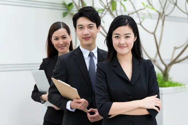 Asiático pessoas de negócios ao ar livre — Fotografia de Stock