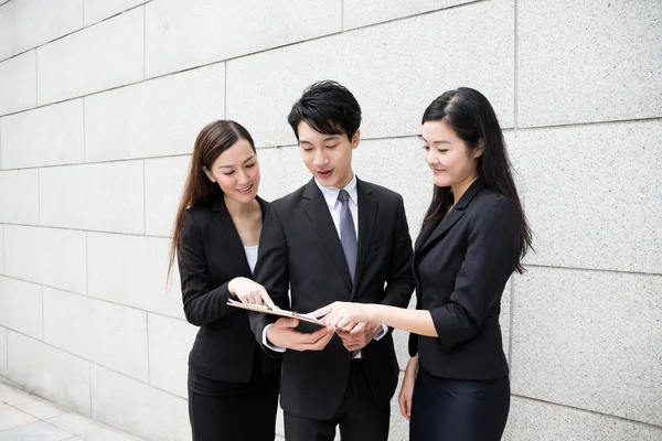 Asiático pessoas de negócios trabalhar juntos — Fotografia de Stock