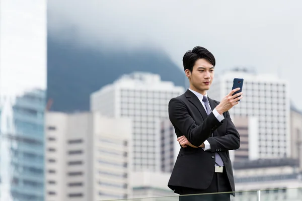 Hombre de negocios leyendo en el celular —  Fotos de Stock
