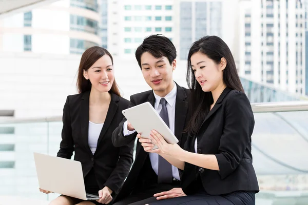 Business people using tablet and laptop — Stock Photo, Image