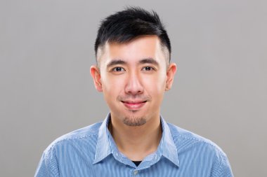 Küçük Asya adam mavi gömlek