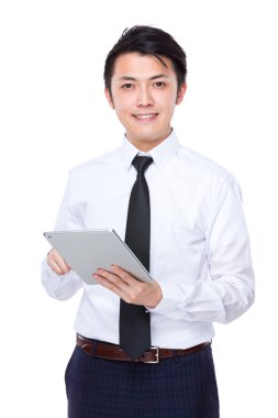 Beyaz gömlekli Asya yakışıklı işadamı