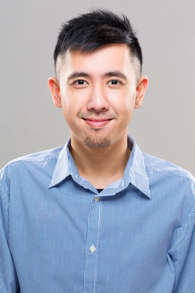 Jonge Aziatische man in blauw shirt — Stockfoto