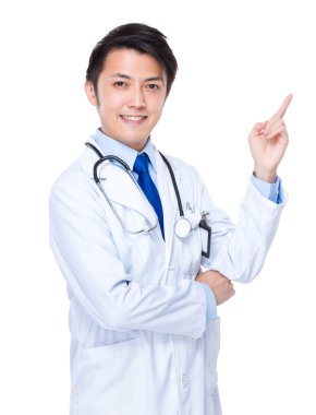 Asyalı doktor parmak noktası ile