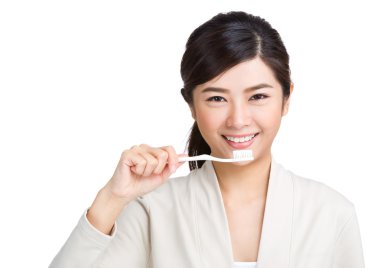 Bej ceketi giyen genç Asyalı kadın