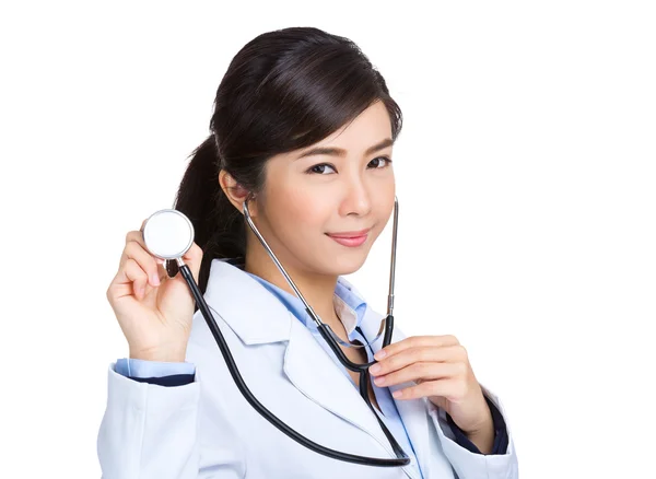 Jeune asiatique femme médecin avec stéthoscope — Photo