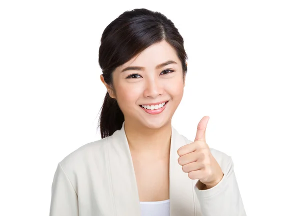 Joven mujer asiática en chaqueta beige — Foto de Stock