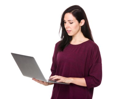 Kırmızı kazaklı Kafkas güzel kadın