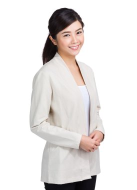 Bej ceketi giyen Asyalı genç kadın